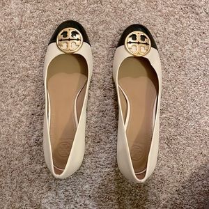 Black and cream Tory Burch shoes! ❤️